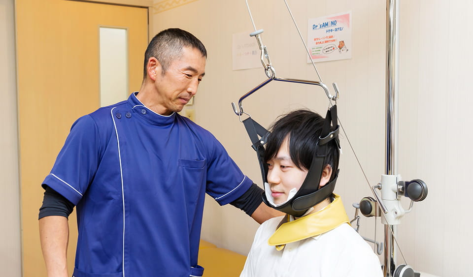 リハビリスタッフがリハビリをしている写真